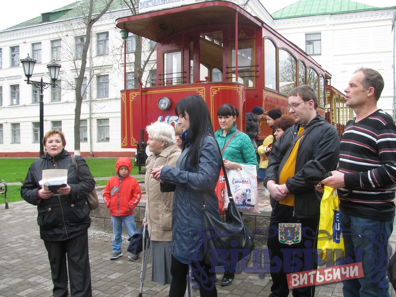 Cотрудники «Витьбичей», организовали встречу со своими читателями у витебского старого трамвайчика Cотрудники «Витьбичей», организовали встречу со своими читателями у витебского старого трамвайчика