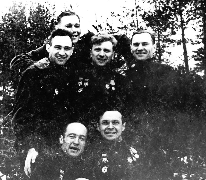 летчики 1-й партизанской эскадрильи 105-го гвардейского авиаполка (слева направо): в первом ряду — А.П.Мамкин, Н.Н.Воронцов; во втором ряду — В.С.Ползунов, Т.Т.Колосов, И.Л.Тарасов, А.В.Жога. Деревня Чухилино, март 1944 года.