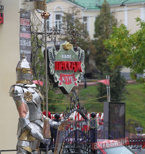 В центре Витебска установили фигуру рыцаря в средневековых доспехах