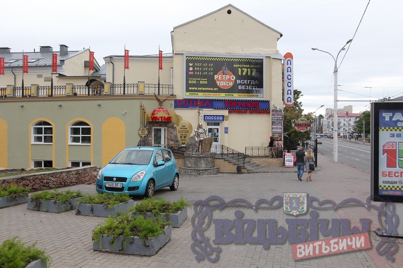 В центре Витебска установили фигуру рыцаря в средневековых доспехах