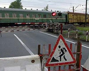 закрыто движение на железнодорожном переезде