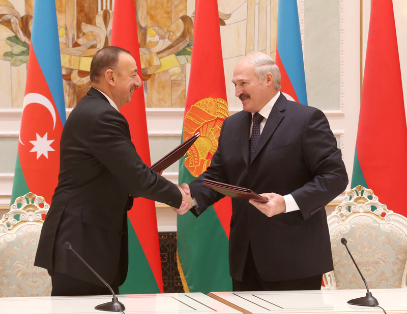 Александр Лукашенко и Ильхам Алиев во время подписания совместной декларации.