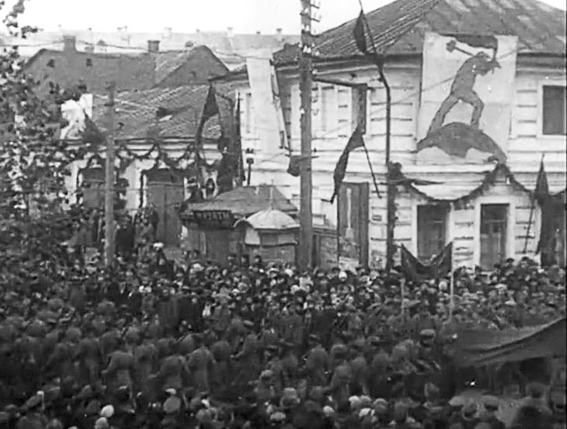 Парад 7 ноября 1918 г. в Витебске. Колонна поворачивает  с площади Свободы на Замковую улицу.