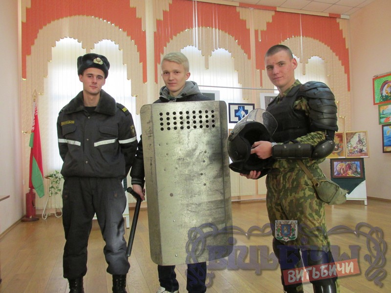 Призывник Е.Цуран (в центре) с военнослужащими 7-й милицейской бригады А.Ситковичем и Д.Чайковским.