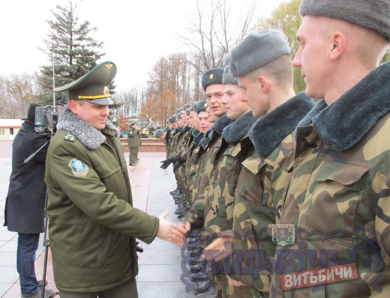Командир бригады гвардии полковник В.Белый благодарит за службу военнослужащих увольняемых в запас.
