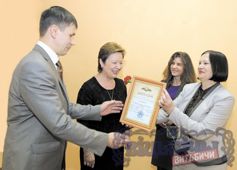 Зинаида Королева (справа) вручает диплом главному конструктору Алексею Радюшу и директору УП «Витебскгражданпроект» Наталье Косабуко.