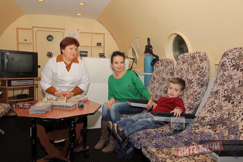 А.Николаева и Ольга Устинович с сыном Даниилом после сеанса лечения.
