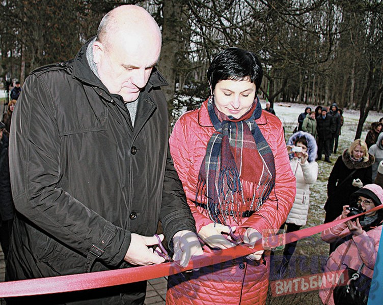 В.Чэрнік і А.Ляшковіч пераразаюць сімвалічную чырвоную стужку В.Чэрнік і А.Ляшковіч пераразаюць сімвалічную чырвоную стужку