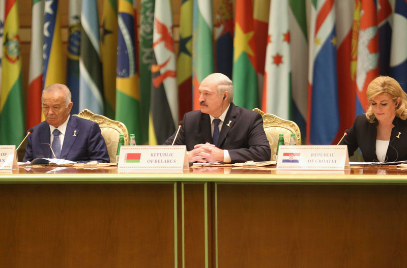 Слева направо: Президент Узбекистана Ислам Каримов, Президент Беларуси Александр Лукашенко, Президент Хорватии Колинда Грабар-Китарович.