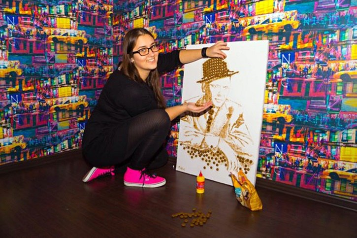 Художница из Гродно создала портрет Фрэнка Синатры из корма для собак