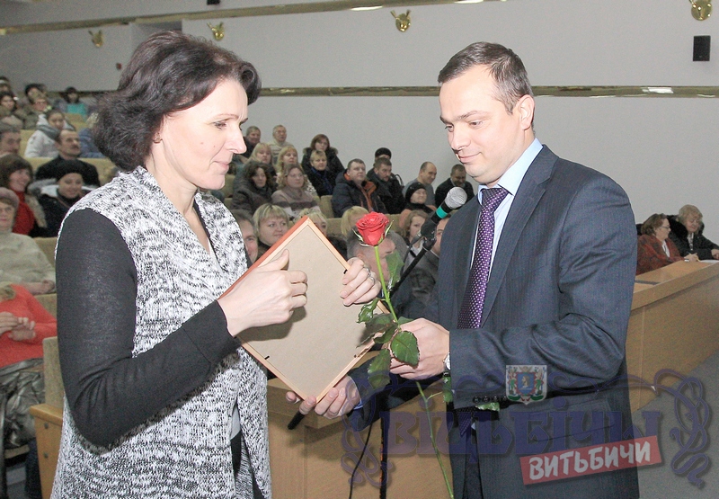 С.Соглаев вручает диплом С.Мироненко.