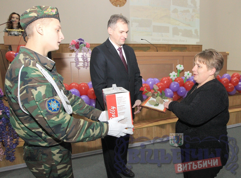В.Галанов вручает диплом Л.Егоровой.