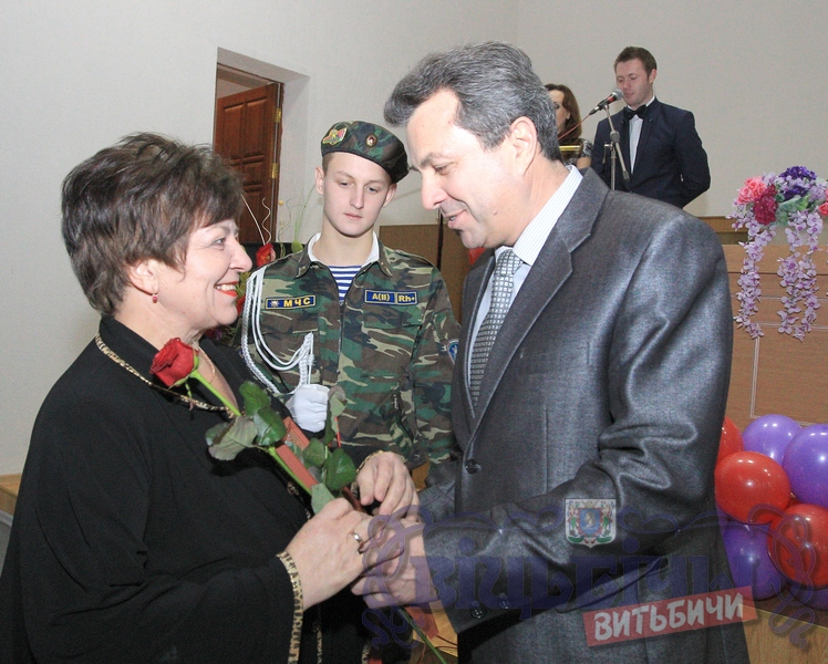 А. Ильмович вручает диплом Т.Денисенко. А. Ильмович вручает диплом Т.Денисенко.