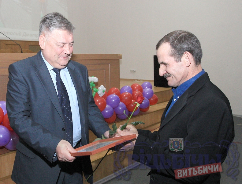 А.Кушарев вручает диплом А.Швецу. А.Кушарев вручает диплом А.Швецу.