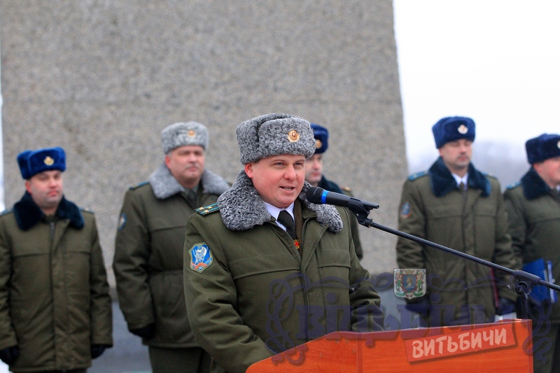 В.Белый поздравляет военнослужащих с принятием присяги