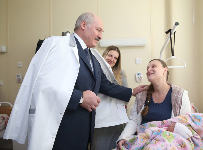 Александр Лукашенко во время посещения роддома.