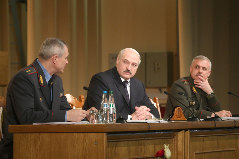 Слева направо: министр внутренних дел Игорь Шуневич, Президент Беларуси Александр Лукашенко и госсекретарь Совета безопасности Станислав Зась.