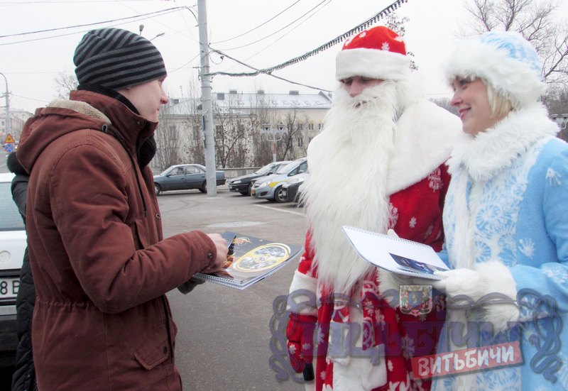 Дед Мороз и Снегурочка поздравили с Новым годом водителей Витебска