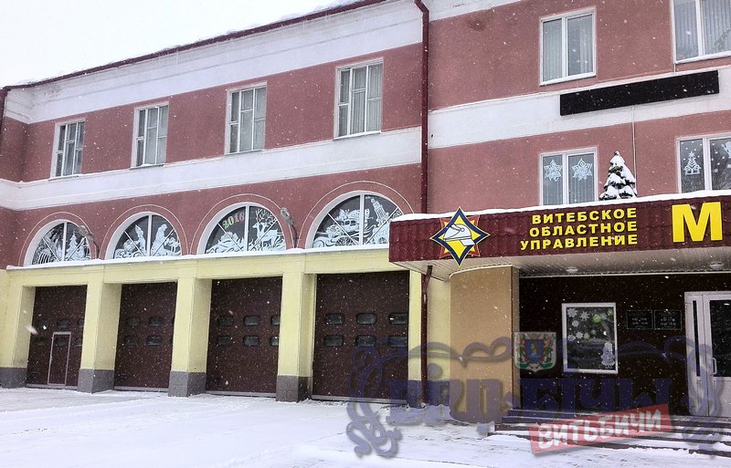 Витебские спасатели украсили здания своих подразделений новогодними вытинанками