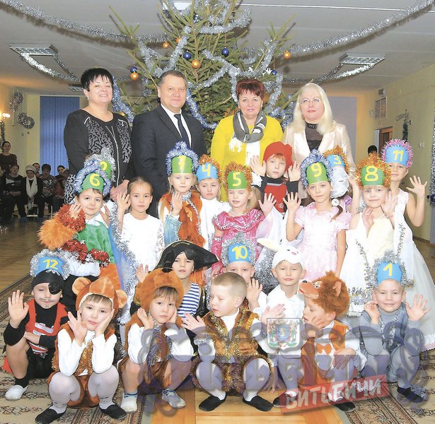 Слева направо: Д.Белан, Ю.Панфилов, А.Синдюкова, Н.Лепешкина с воспитанниками дошкольного центра развития ребенка №4.