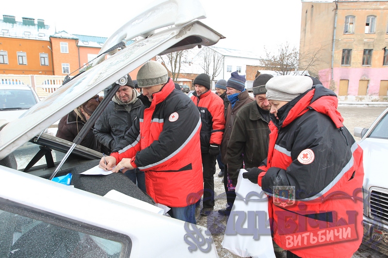 представители Красного Креста организовали пункт помощи бездомным