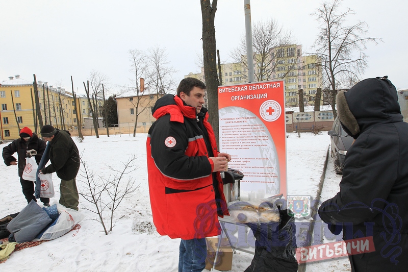 представители Красного Креста организовали пункт помощи бездомным