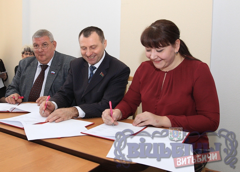 Слева направо:  Е.Максименко, И.Возмитель и У.Михайлова во время подписания соглашения.