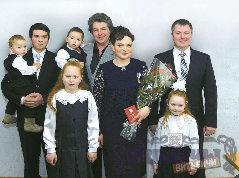 С.Сташевский (справа) с семьей Амельченко.