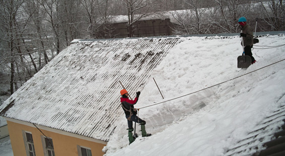 Уборка сосулек и наледи с крыш в Витебске