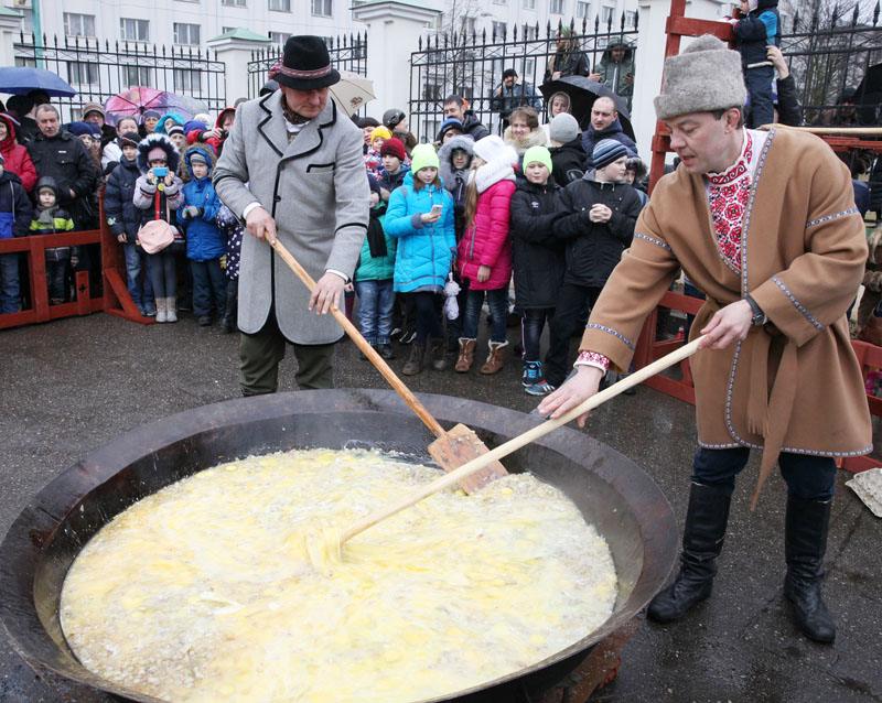 Приготовление яичницы из тысячи яиц на Масленицу в Витебске
