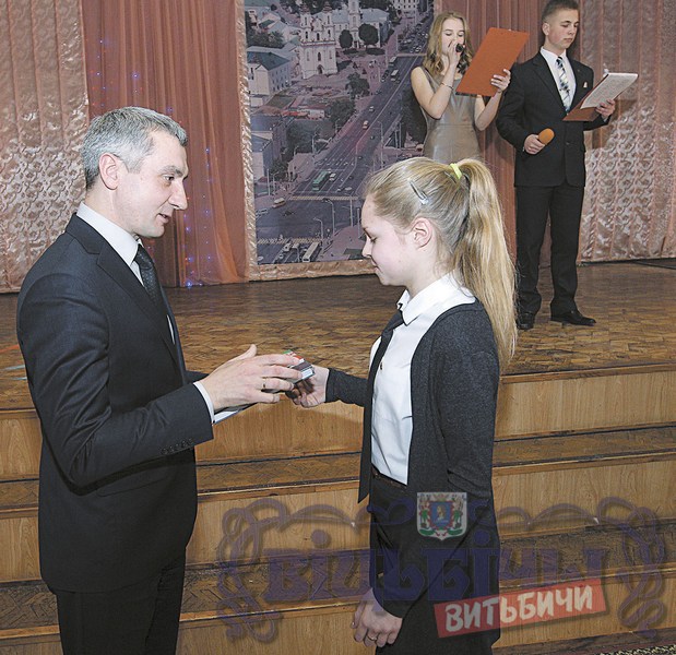 Николай Орлов вручил паспорта учащимся школ и гимназий Первомайского района