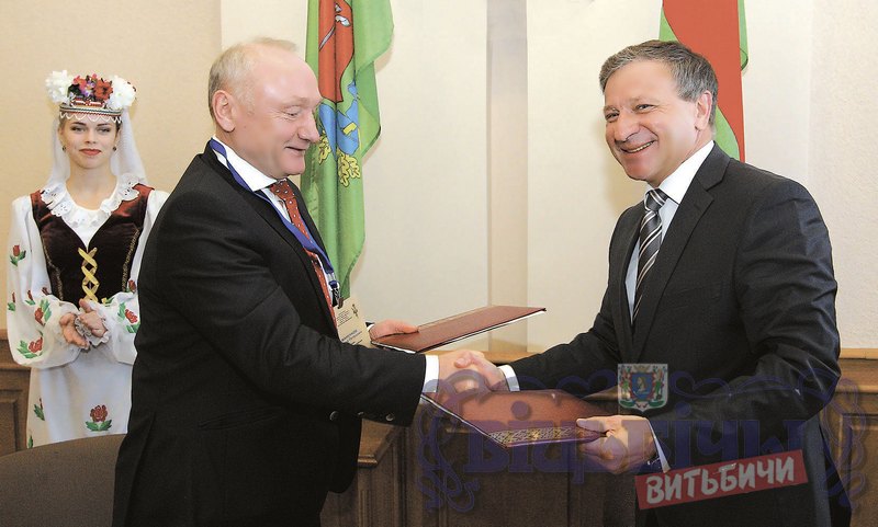 С.Маненков, В.Николайкин во время подписания соглашения.