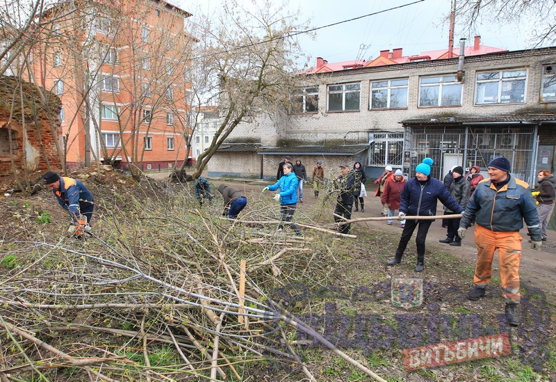 Наводится порядок  в конце улицы Кондратьева.