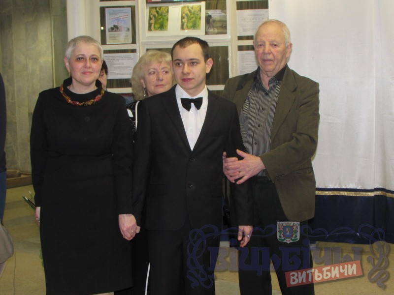 М.Трусов (в центре) с семьей.