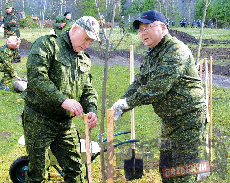 Посадкой деревьев были заняты на субботнике Николай Шерстнёв и Владимир Терентьев. 