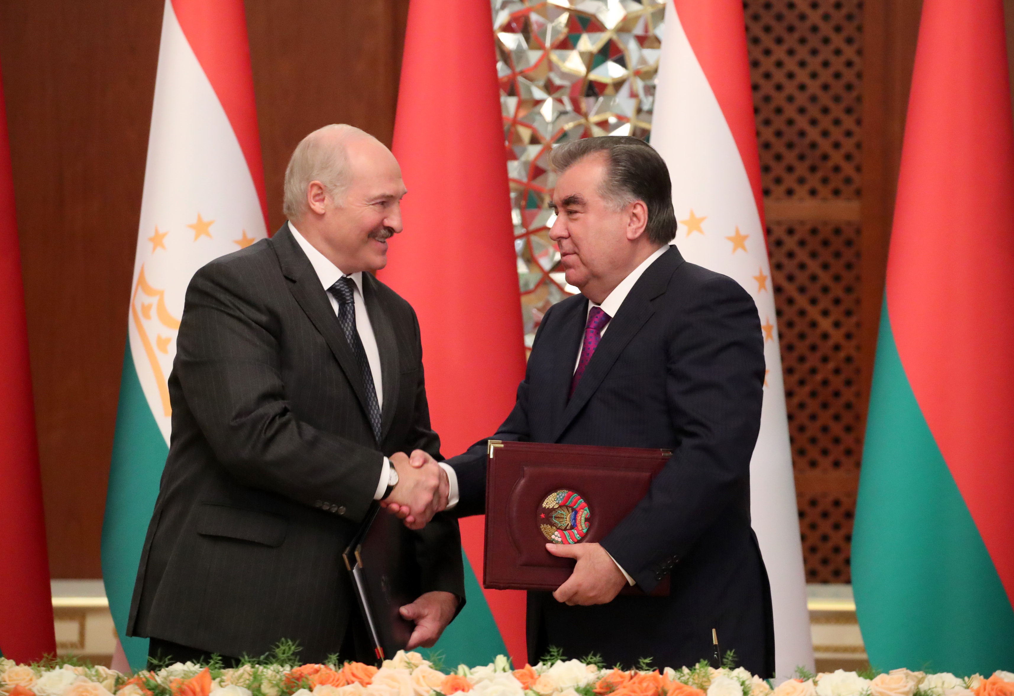 Таджики в белоруссии. Лукашенко и Рахмон. Лукашенко и Эмомали Рахмон. Фото президента Таджикистана и Беларус.